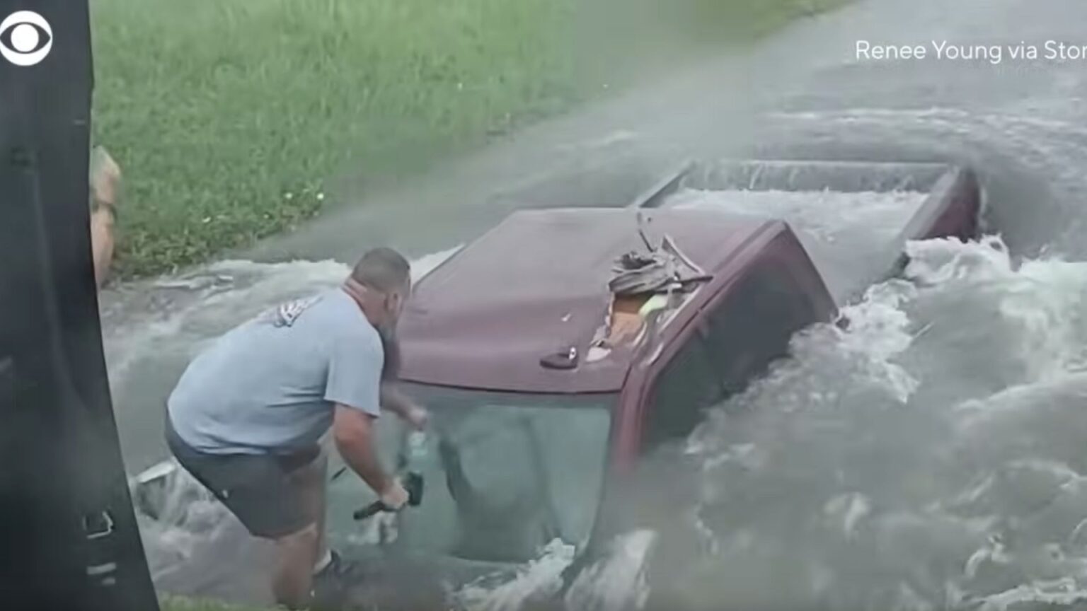 Texas Couple Rescue Man Trapped In A Flooded Truck - The Auto Wire
