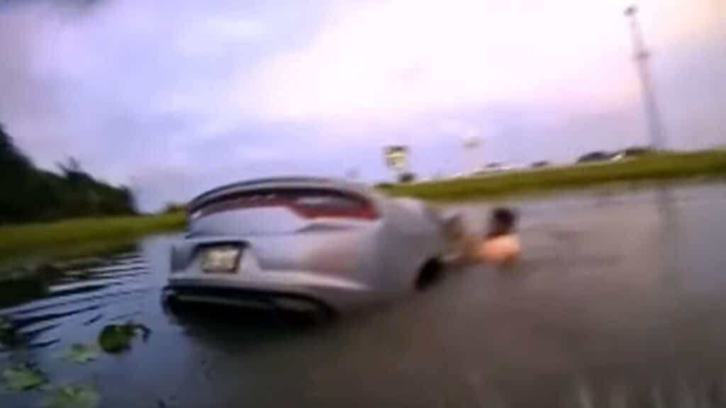 Watch Police Rescue A Woman Trapped In Her Submerged Car The Auto Wire