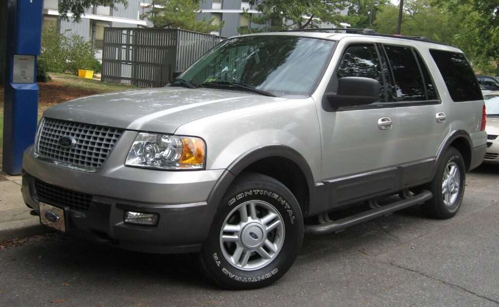 A silver 2003-2006 Ford Expedition parked in a lot