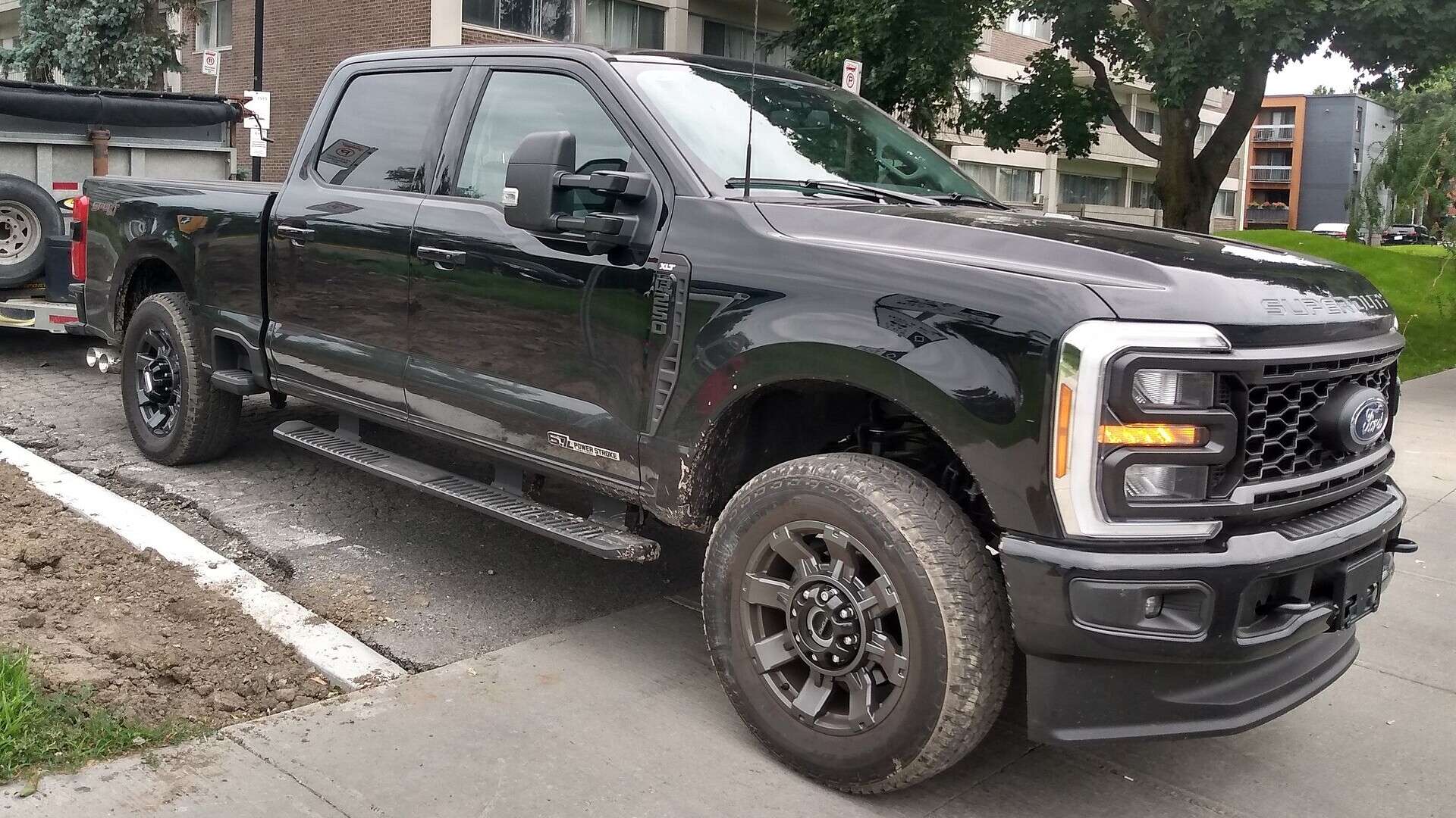 A 2023 Ford F-250 Super Duty Crew Cab pickup parked in a lot