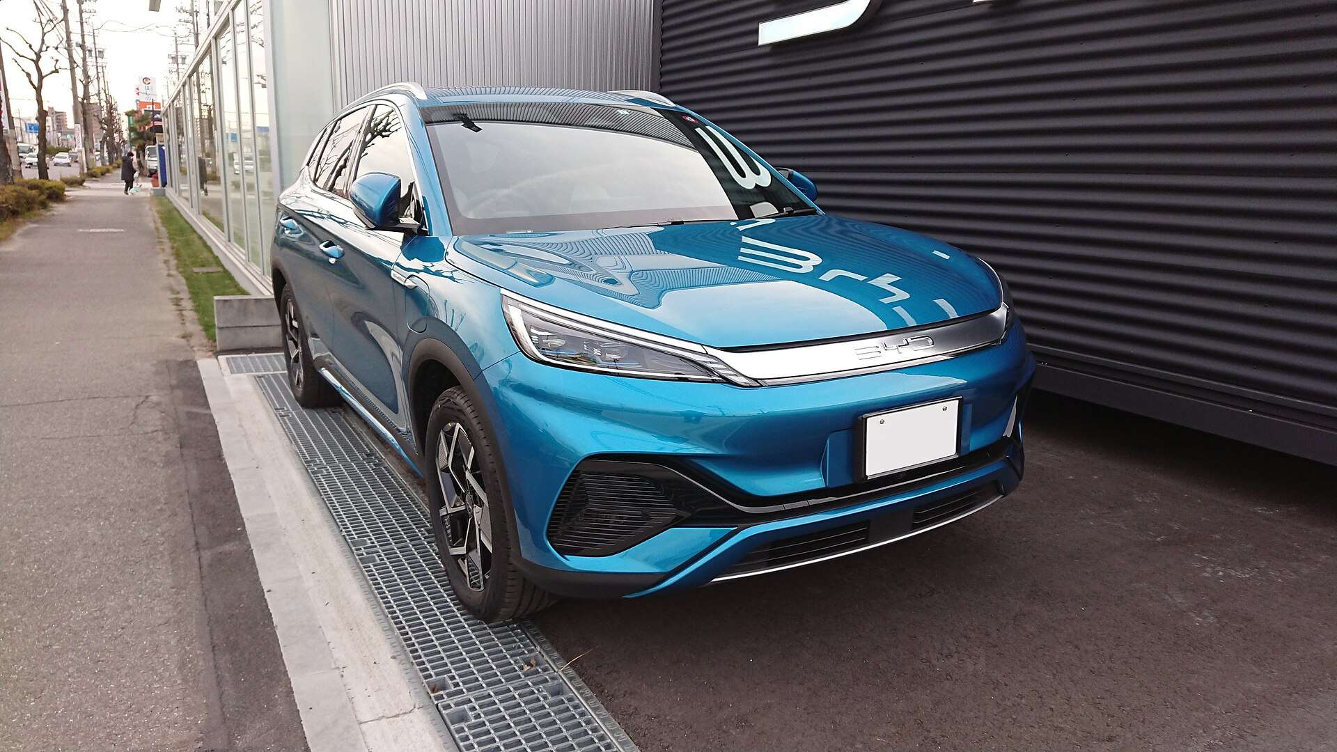 Front three-quarter view of a Japan-specification BYD Atto 3