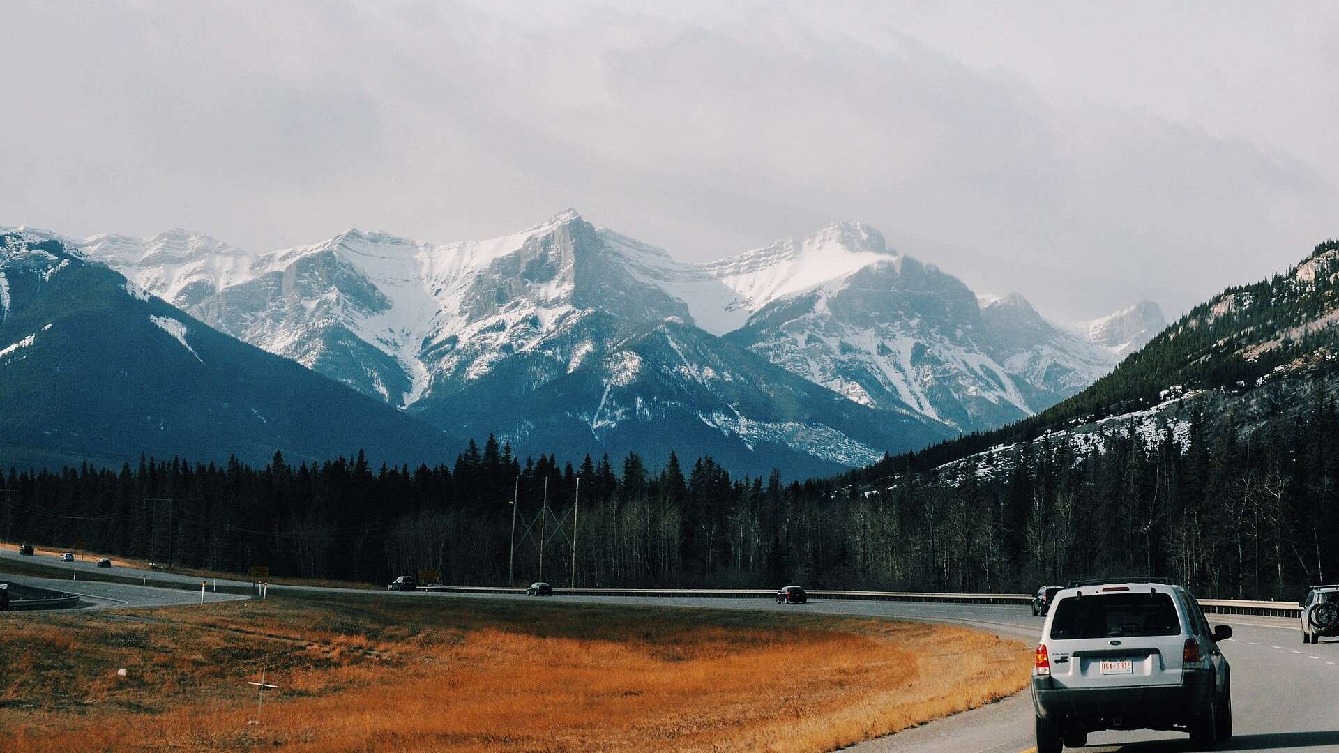Gray SUV mountains banff (Unsplash)