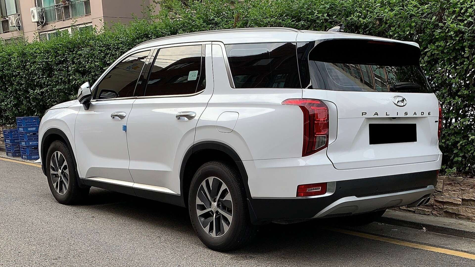 Hyundai Palisade in White, rear left