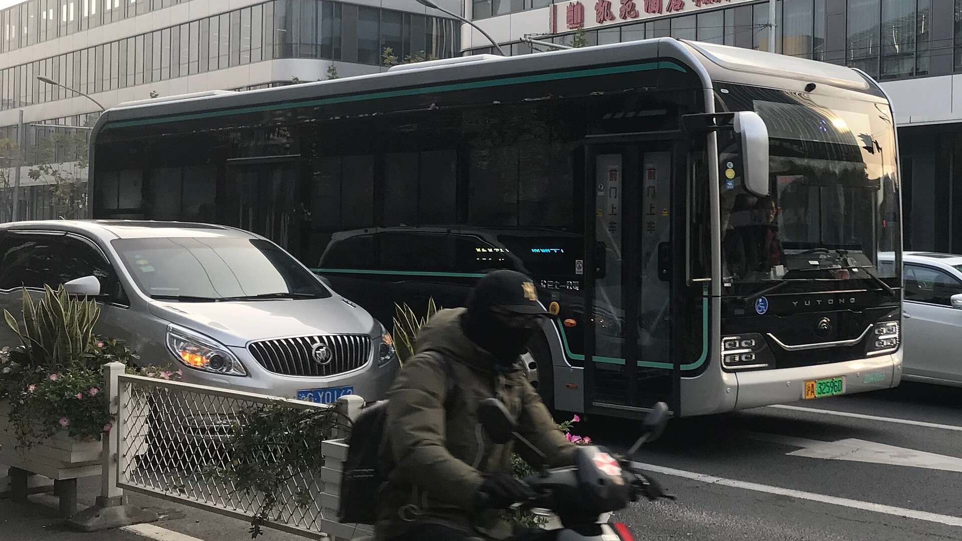 Yutong E10 Shanghai electric bus 002